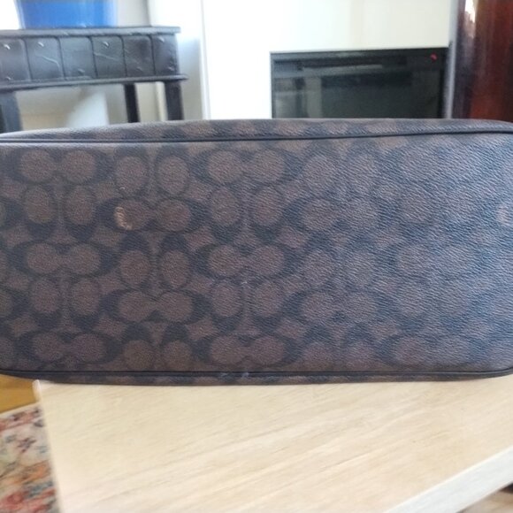 COACH Gallery Tote Bag In Signature Canvas - Picture 9 of 11